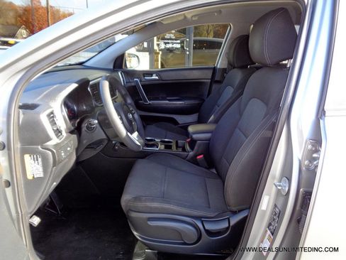 Used 2022 Kia Sportage LX image 9