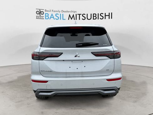 Used 2025 Mitsubishi Outlander SE image 4