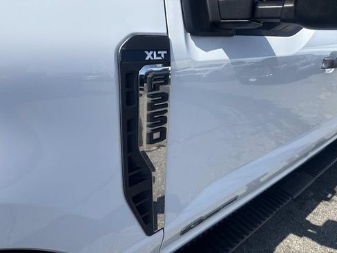 Used 2023 Ford F250 XLT w/ FX4 Off-Road Package AWD/4WD image 11