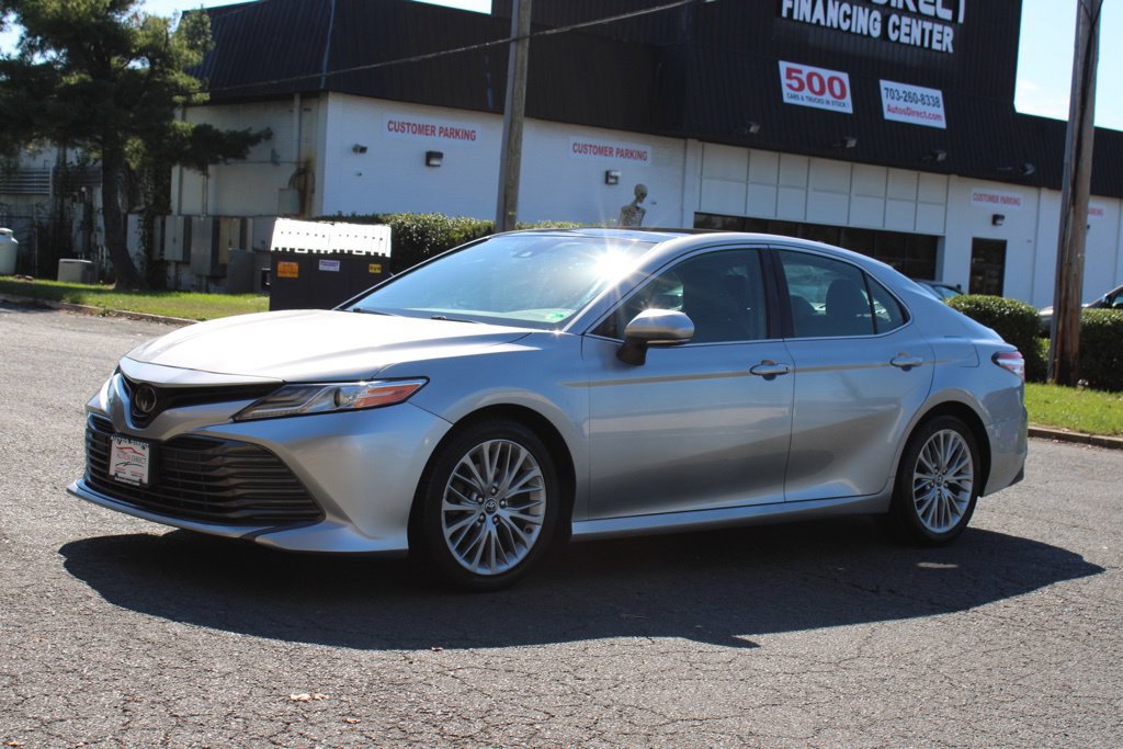 Used 2019 Toyota Camry XLE w/ Navigation Package FWD image 3