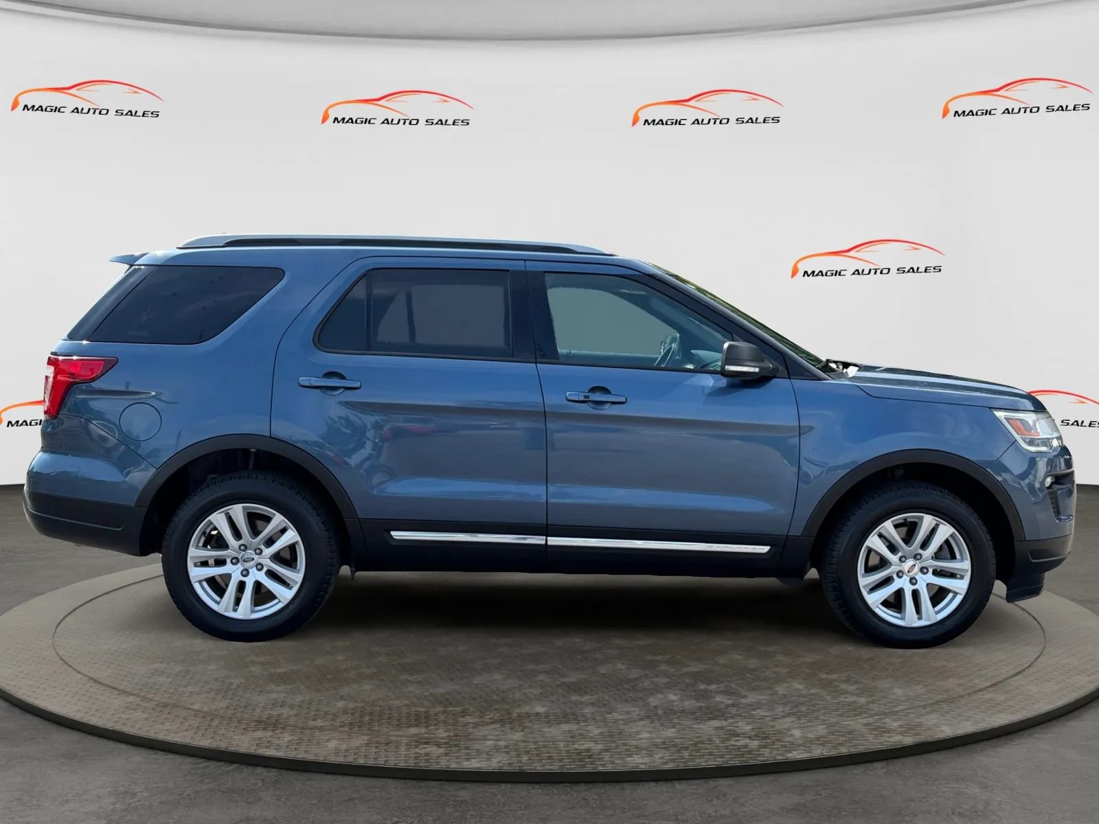 Used 2019 Ford Explorer XLT w/ Equipment Group 202A AWD/4WD image 6