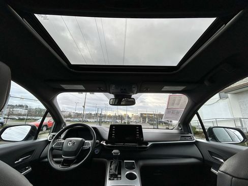 Certified 2023 Toyota Sienna XSE image 20