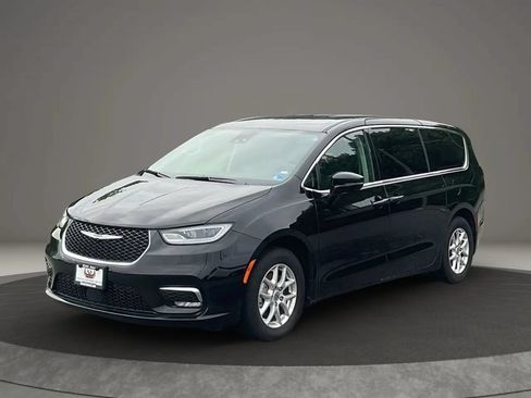 Used 2024 Chrysler Pacifica Touring-L FWD image 1