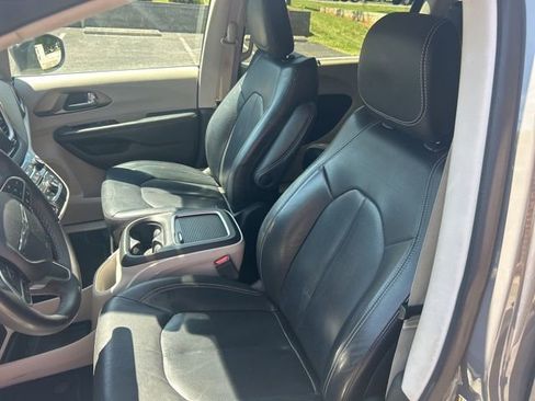 Used 2022 Chrysler Pacifica Touring-L FWD image 9