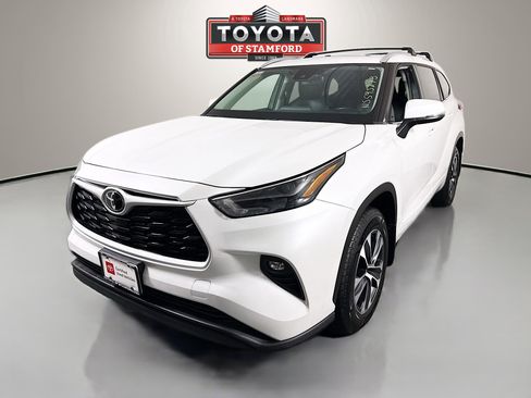 Certified 2022 Toyota Highlander XLE image 3