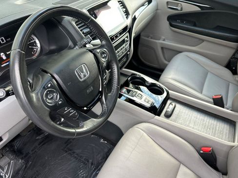Used 2018 Honda Pilot Touring image 10