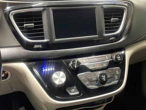 Used 2020 Chrysler Pacifica Touring-L FWD image 8