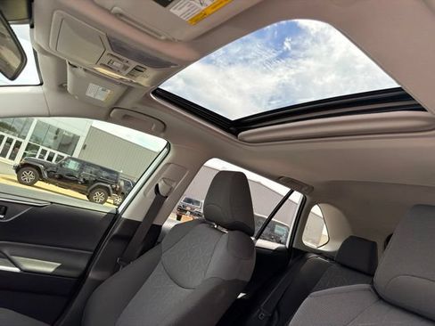 Used 2025 Toyota RAV4 XLE AWD/4WD image 18
