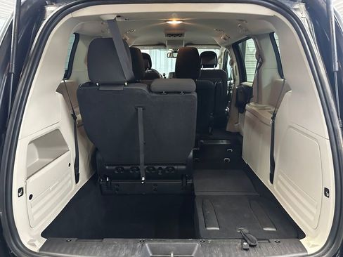 Used 2019 Dodge Grand Caravan SE image 18