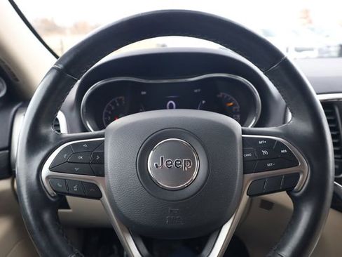 Used 2019 Jeep Grand Cherokee Laredo image 16