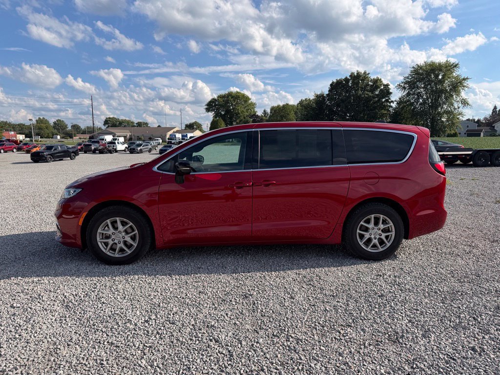 Used 2025 Chrysler Pacifica Select FWD image 3