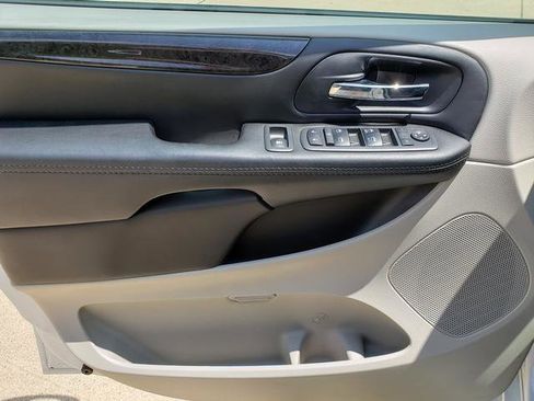 Used 2018 Dodge Grand Caravan SE w/ UConnect Hands-Free Group FWD image 11