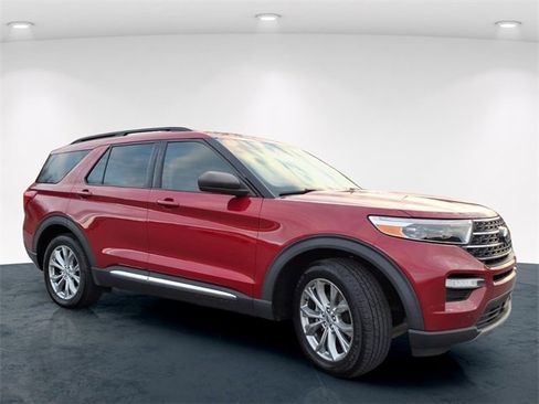 Used 2020 Ford Explorer XLT w/ Equipment Group 202A image 4