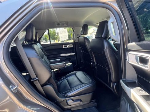 Used 2021 Ford Explorer Limited w/ Equipment Group 301A AWD/4WD image 28