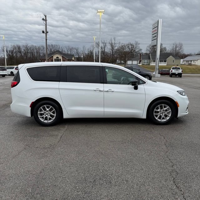 Used 2025 Chrysler Pacifica Select FWD image 5