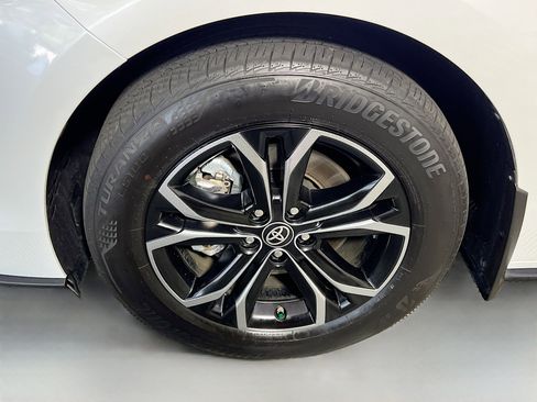 Used 2025 Toyota Sienna Platinum AWD/4WD image 14