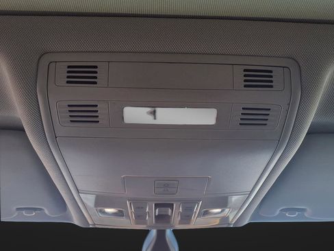 Used 2021 Volkswagen Tiguan SE w/ Panoramic Sunroof Package image 26