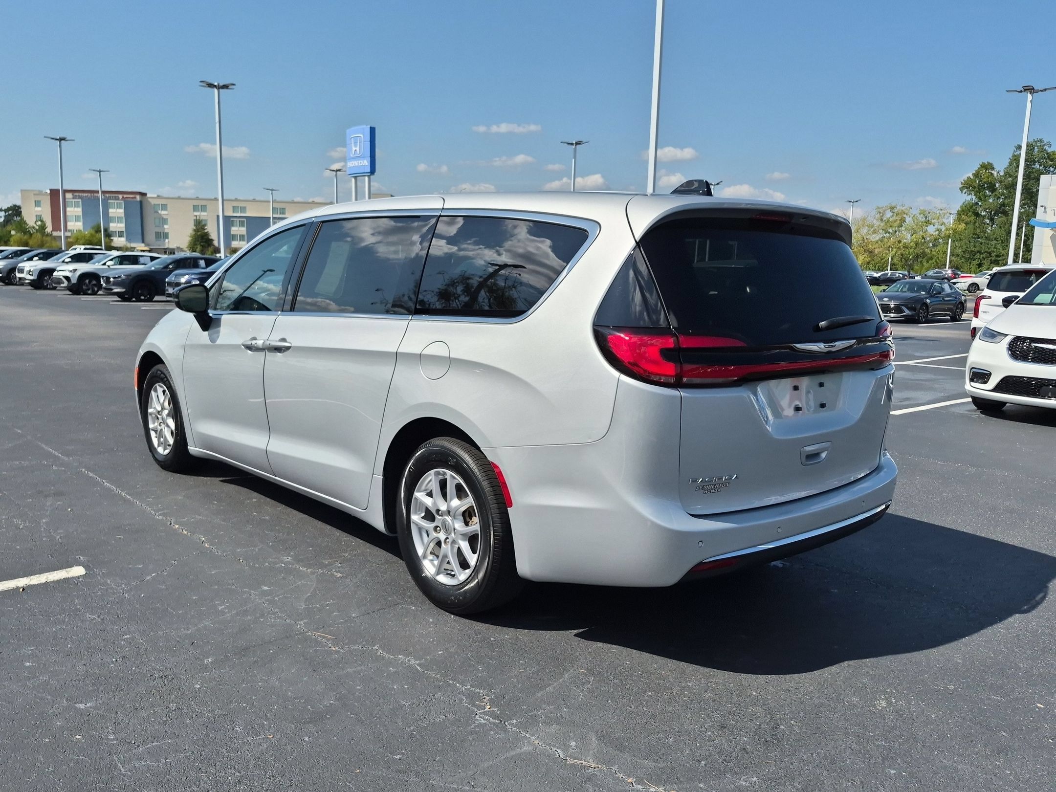Used 2024 Chrysler Pacifica Touring-L FWD image 5