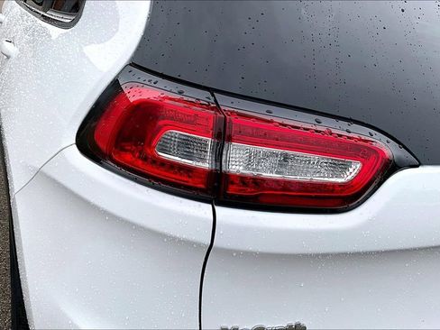 Used 2017 Jeep Cherokee Latitude image 23