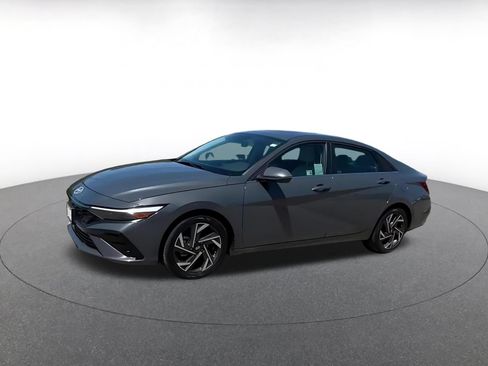 Used 2025 Hyundai Elantra Limited FWD image 8