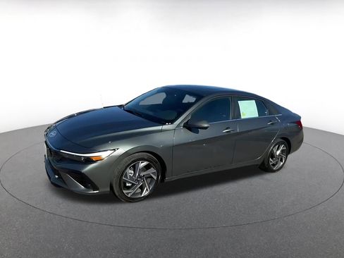Used 2025 Hyundai Elantra Limited image 7