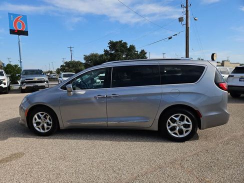 Used 2020 Chrysler Pacifica Touring-L Plus w/ Tire & Wheel Group FWD image 5