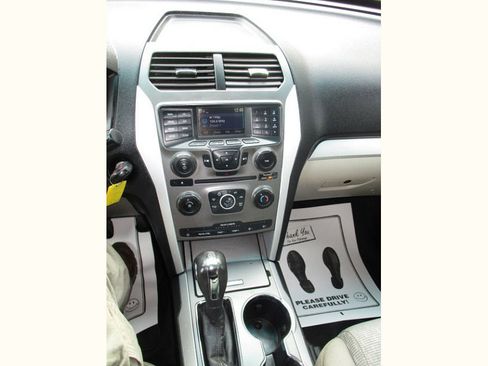 Used 2014 Ford Explorer XLT image 16