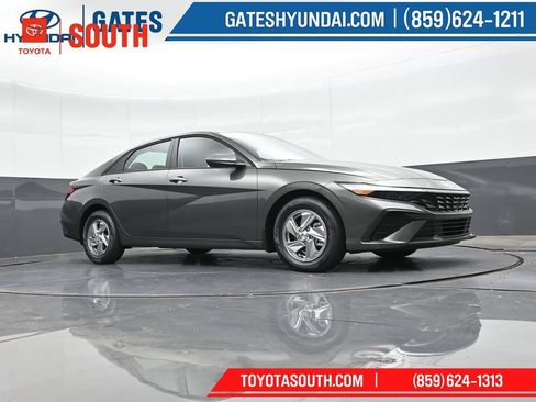 Used 2025 Hyundai Elantra SE FWD image 34