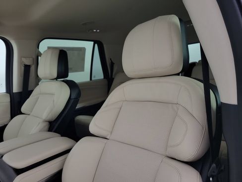 New 2027 Lincoln Navigator Premiere RWD image 20
