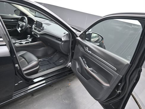 Used 2024 Nissan Altima 2.5 SR FWD image 11