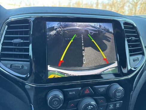 Used 2022 Jeep Grand Cherokee Laredo X image 11