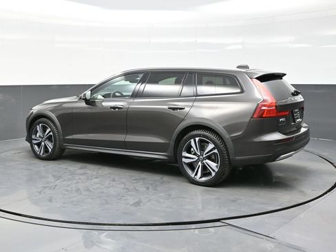 Used 2025 Volvo V60 B5 Cross Country Plus AWD/4WD image 4