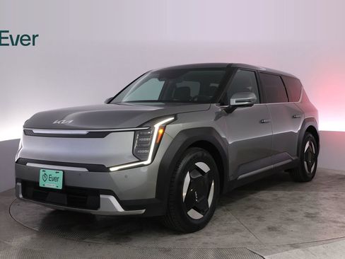 Used 2024 Kia EV9 Light Long Range RWD image 2