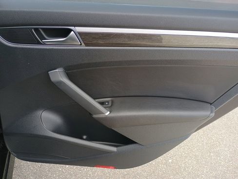 Used 2018 Volkswagen Passat 2.0T SEL Premium image 19