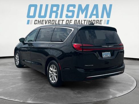 Used 2025 Chrysler Pacifica Select FWD image 4