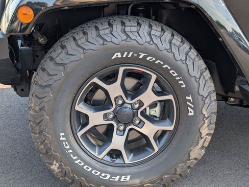 Used 2015 Jeep Wrangler Unlimited Sahara w/ Connectivity Group AWD/4WD image 9