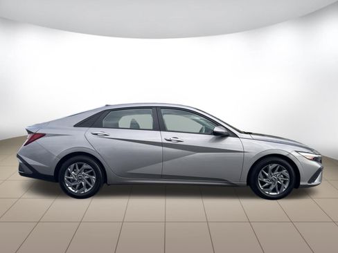 Used 2024 Hyundai Elantra SEL FWD image 8