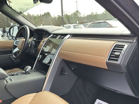 Used 2024 Land Rover Discovery Metropolitan Edition image 18