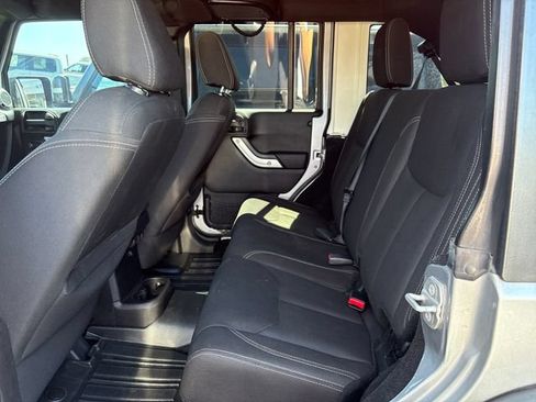 Used 2015 Jeep Wrangler Unlimited Rubicon w/ Connectivity Group AWD/4WD image 12