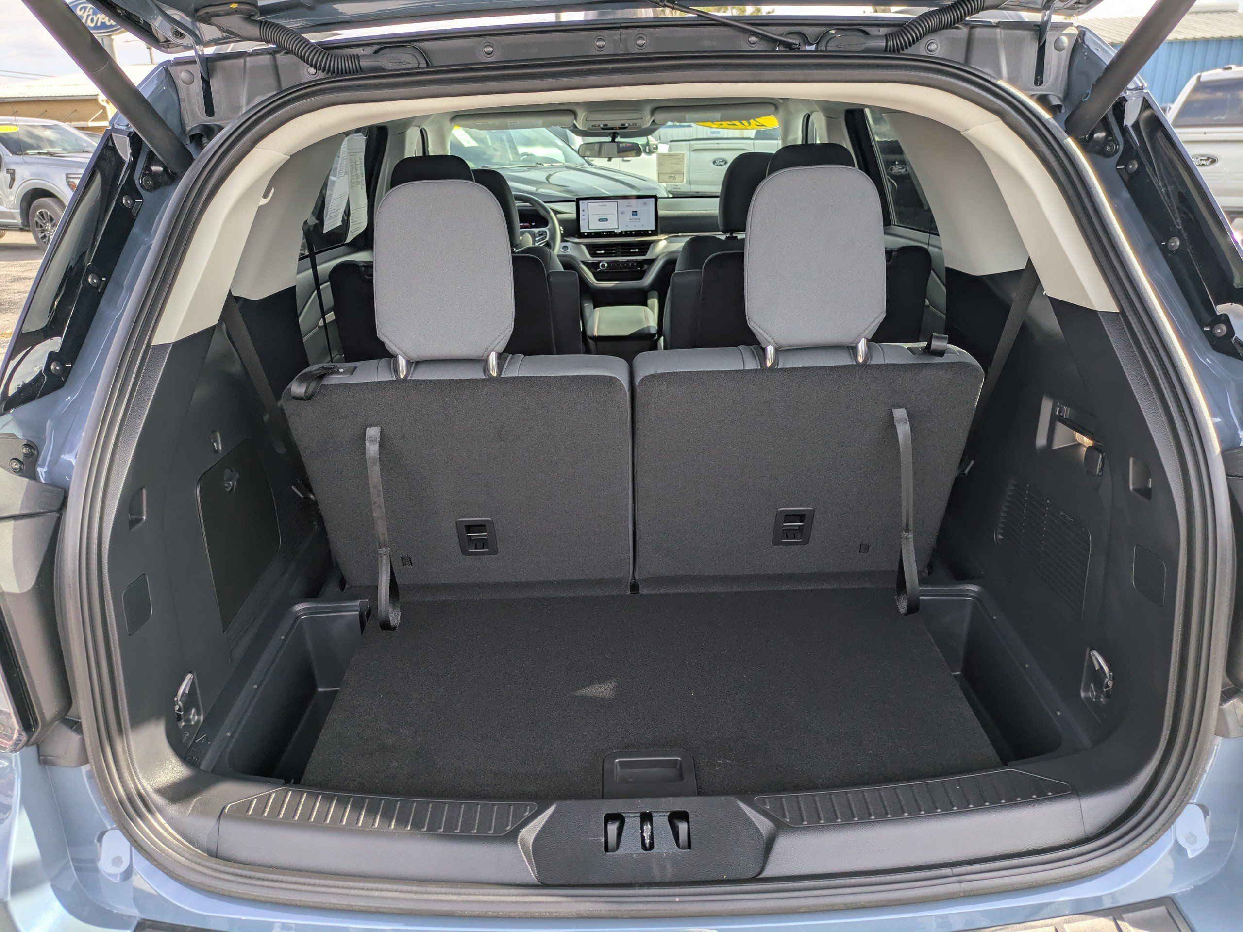 Used 2025 Ford Explorer Active RWD image 12