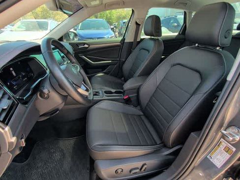 Used 2023 Volkswagen Jetta SE FWD image 15