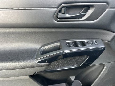 Used 2024 Nissan Pathfinder SV image 10