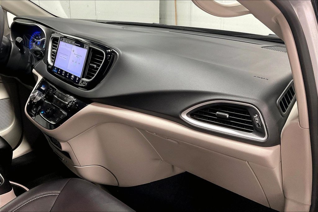 Used 2024 Chrysler Pacifica Touring-L FWD image 19
