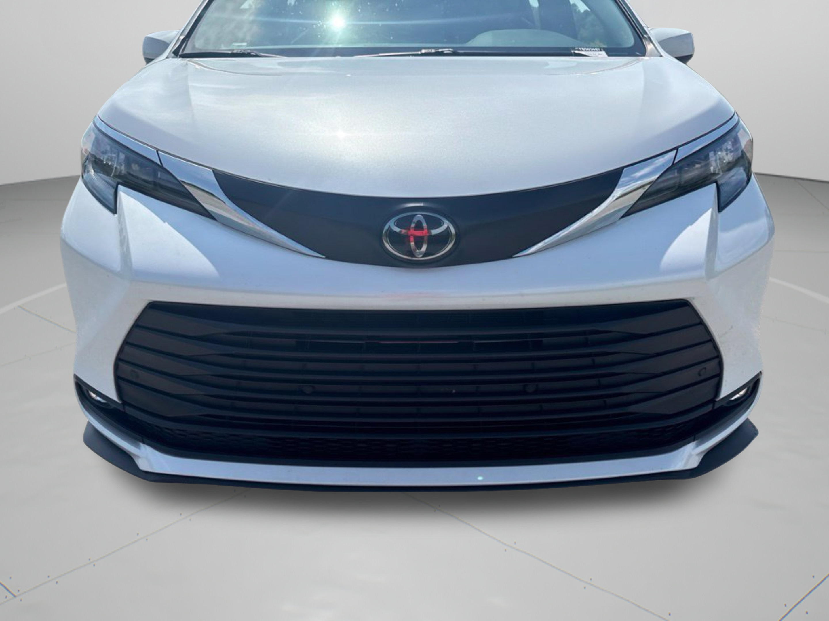 Certified 2026 Toyota Sienna XLE FWD image 5