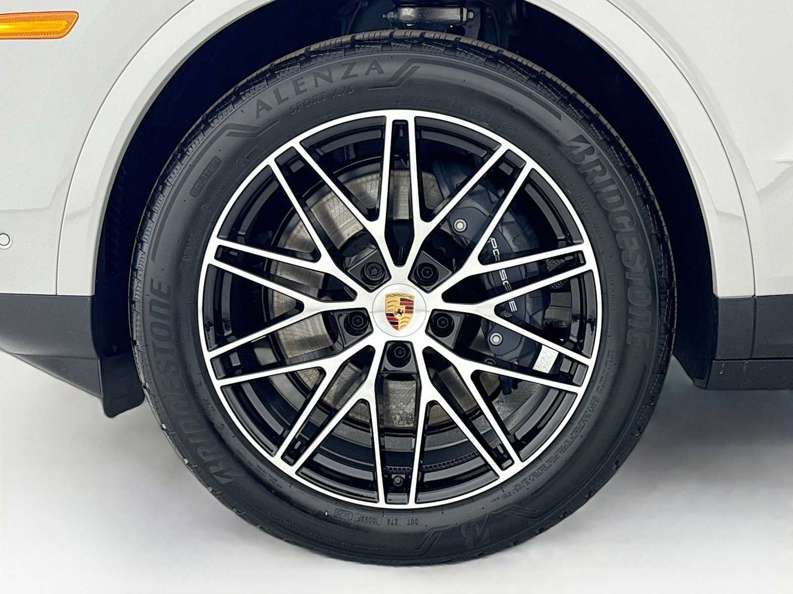 Used 2026 Porsche Cayenne AWD/4WD image 32