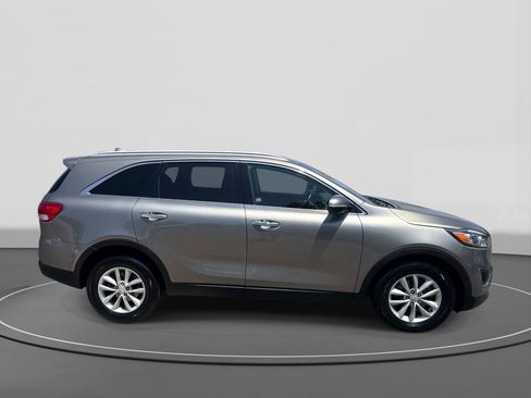 Used 2017 Kia Sorento FWD w/ LX Convenience Package image 3
