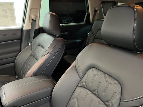 New 2026 Nissan Pathfinder Platinum image 16