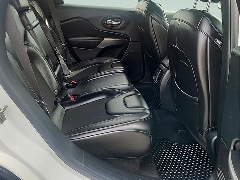 Used 2019 Jeep Cherokee Latitude Plus w/ Comfort/Convenience Group AWD/4WD image 11