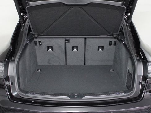 Used 2025 Porsche Macan image 14