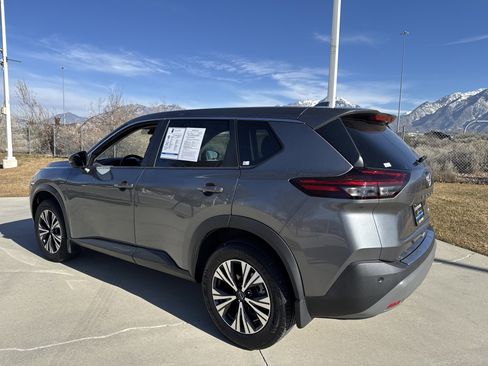 Used 2022 Nissan Rogue SV image 3